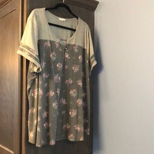 3X short sleeved floral shirt